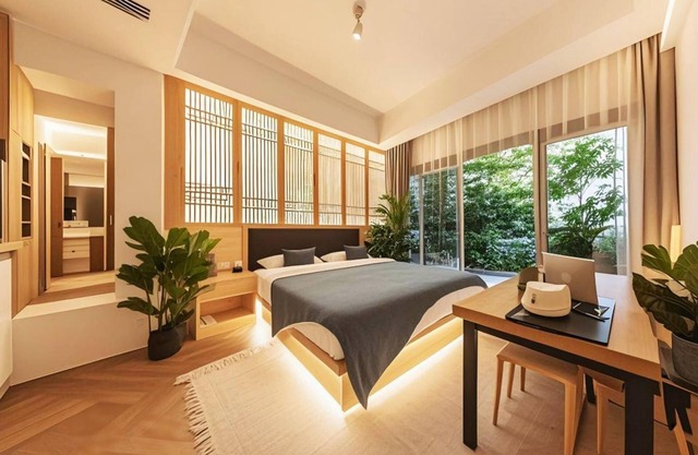 Heinemann Hotel standard king room Building A— with a jacuzzi and a local