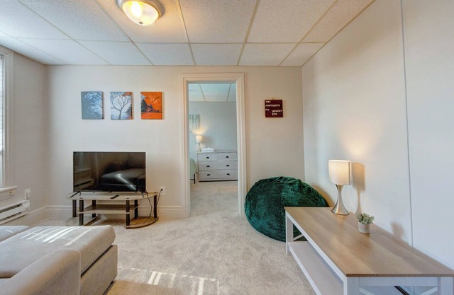 Hell's Kitchen, Apt #1 1-bedroom apartment just a short walk to Hershey Theatre