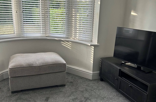 Hellaby House- minutes from the M1 & M18. Across from Hellaby Hotel-Pet friendly