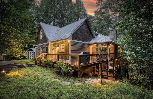 Hemlock Hideout - Game room, hot tub, creek access