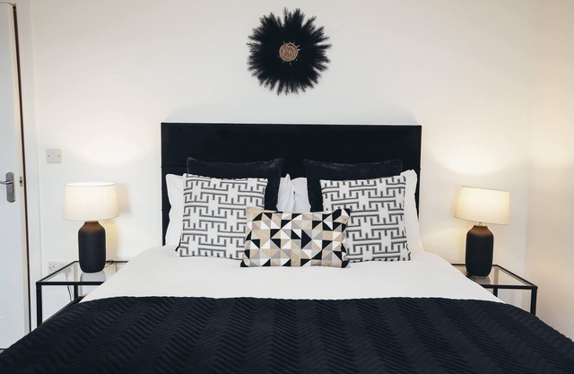 Hen & Chickens Luxury Apt Free Parking | By DerBnB