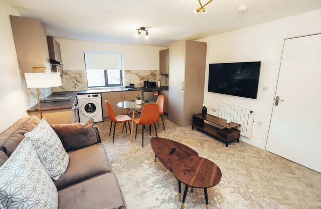 Hen & Chickens Luxury Apt Free Parking | By DerBnB