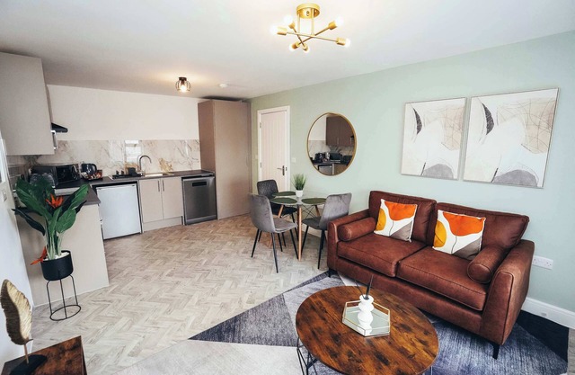 Hen & Chickens Luxury Apt Free Parking | By DerBnB