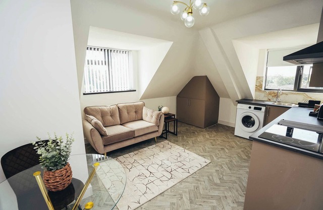 Hen & Chickens Luxury Apt Free Parking | By DerBnB