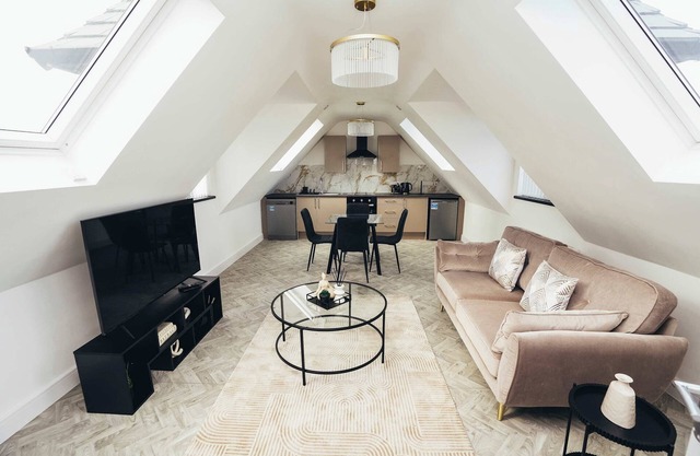 Hen & Chickens Luxury Apt Free Parking | By DerBnB