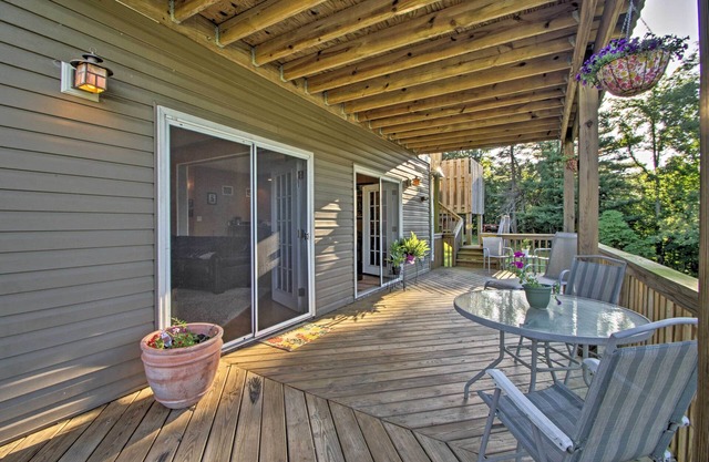 Hendersonville Apt. w / Sugarloaf Mountain Views!