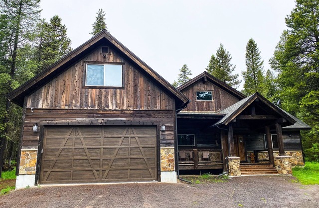 Henry's Rustic Retreat - Walk to Henry's Outlet - 20 mins to West Yellowstone!