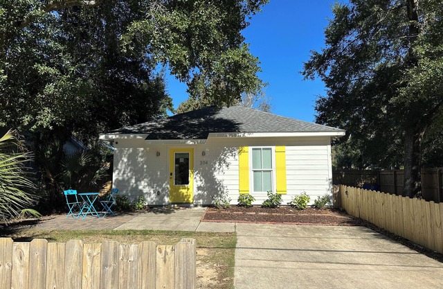 Hibiscus Sunrise Cottage - Walk to local dining & Bayou Texar, Close to downtown
