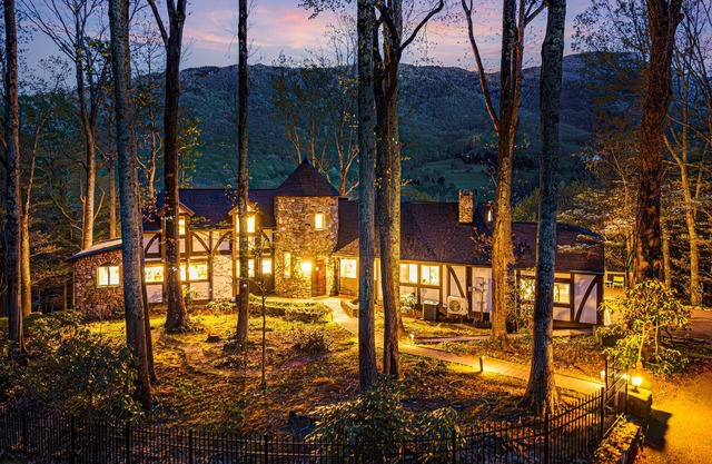 Hidden Castle: Secret Rooms, Sleeps 20, Hot Tub