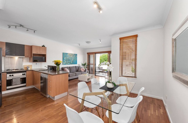 Hidden in New Farm ~ 1 Bed/1 Bath /1 Car/Views