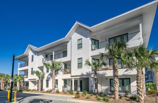 Hidden Lake Condos 321 - Short walk to Gulf Place