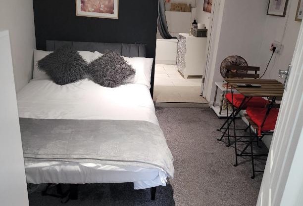 Hidden Treasure-Netflix and Wi-Fi-Basement flat