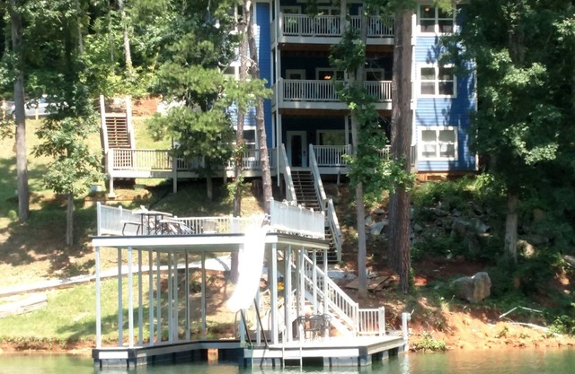 Tesoro Oculto - Muelle de dos pisos con diapositiva; Un montón de aparcamiento; Bañera de hidromasaje