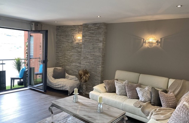 Apartamento-Lujoso-Baño privado-Balcón
