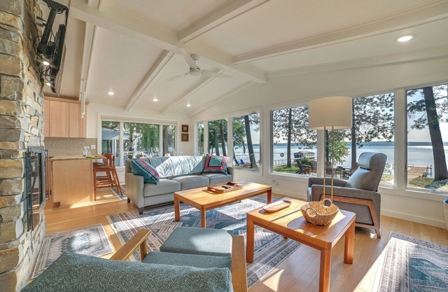Higgins Lake House w/ Swimming Dock!