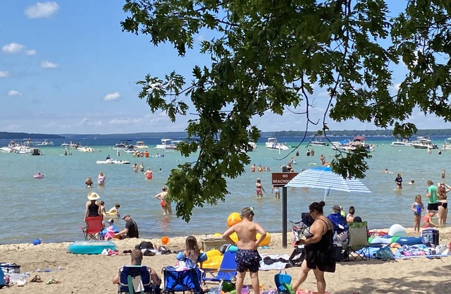 *** Extremadamente limpio - 1 milla al sur Higgins Lake Beach & Park ***