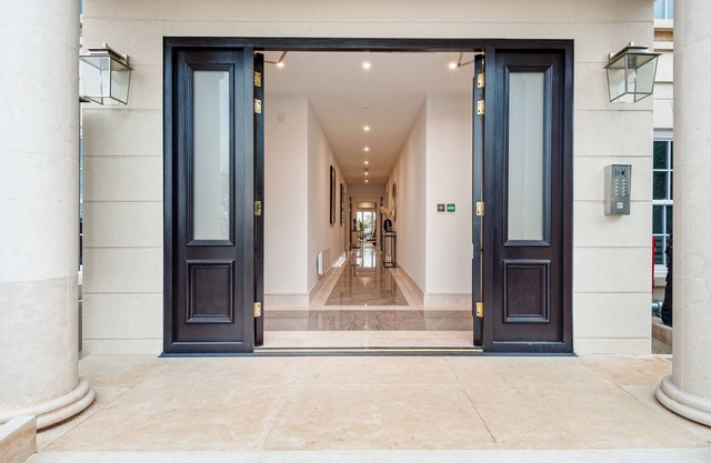 High End 1 BR Apt, 2 Beds Desirable Chigwell