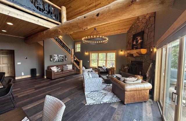 High End Luxury with Rustic Woodsy Charm 4-bedroom cabin next to Terry Peak Lead