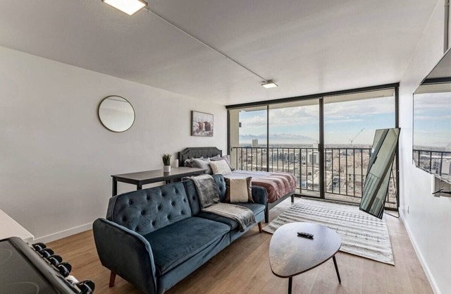 High Rise 11th Floor City Views |Free Pkg, Gym