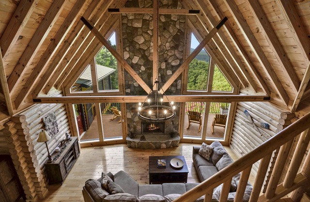 Highland Haven - 4200+ sf w/ Hot Tub | Long Range Views | Billiards/Ping Pong