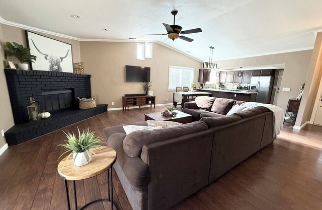 Highland Hideaway-Family. Work. Fun. Near it all!