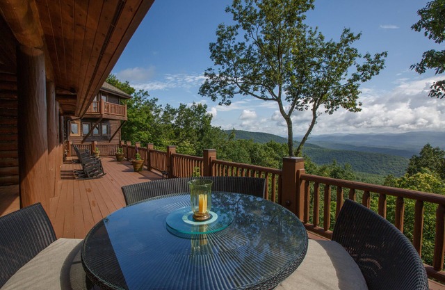 Highland Lodge, Big Canoe, Year round view of Amicalola Falls, New Hot Tub!