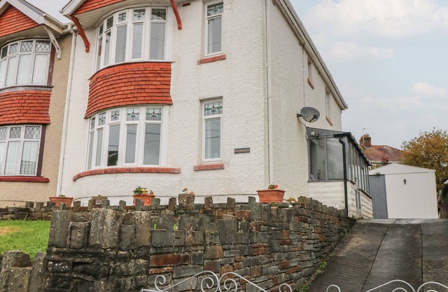 HIGHMEAD, pet friendly, character holiday cottage in Burry Port