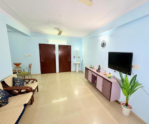 Highway access 2BHK, Trendy decor, VR & other water parks