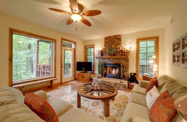 Excelente Mountain Air Condo w / Vistas, cerca de Asheville!