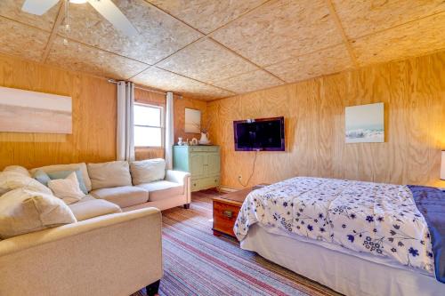 Hike, Ski and Golf Water-View Lake Winola Retreat!