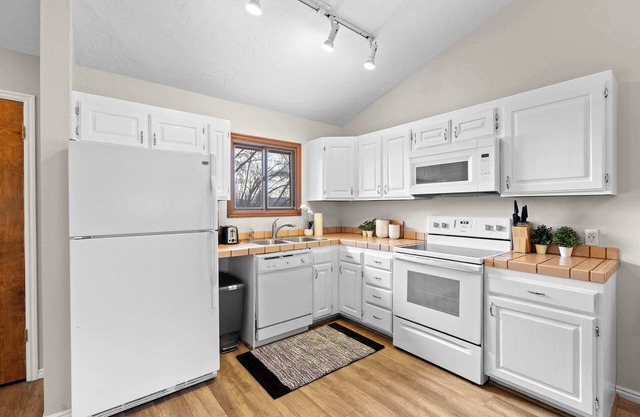 Hikers Hideaway Cozy Resort Condo w/ Pool & More
