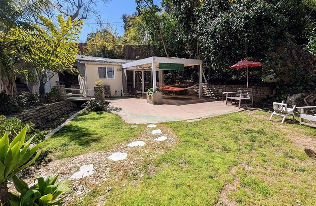 Bungalow en la ladera cerca de UCLA / Bel Air con patio y jardín, estacionamiento