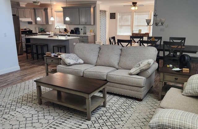 Hillside Chalet "The Beagles Nest" minutes from the beach ! New Construction