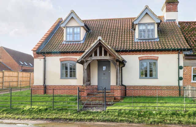 HILLSIDE COTTAGE, family friendly, with a garden in Necton
