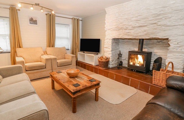 HILLSIDE, family friendly, with open fire in Penrhyndeudraeth