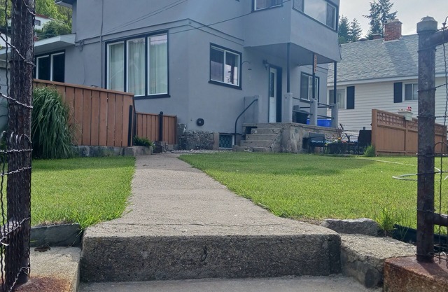 Hillside family home minutes from skiing, golf, and fishing! (K9/Child friendly)