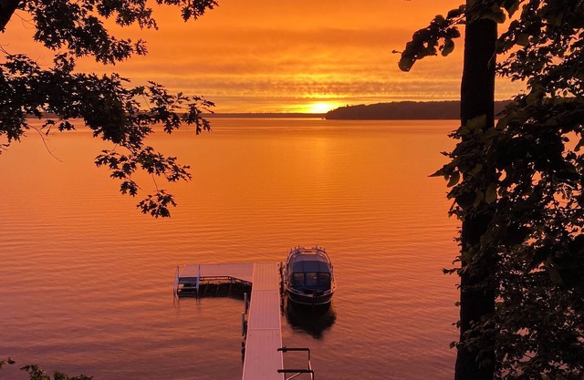 Hillside Hideaway: Breathtaking Sunsets and Family Bliss on Lac Courte Oreilles