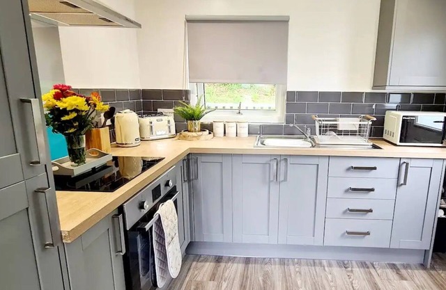 Hillside Hideaway Chalet With Swimming Pool, Play Area, Fishing Lake