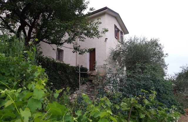 Casa en la ladera con vista al mar en el Golfo de Tigullio