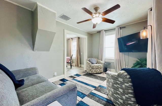 Hilltop Firecracker- a 2 Bedroom Homestead near The Denny & Downtown Sioux Falls