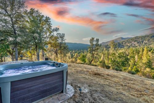 Hilltop Haven- Bright and Modern Cabin w/hot tub and stunning views!