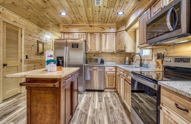 Hilltop Hideaway 3 Bedroom Cabin by RedAwning