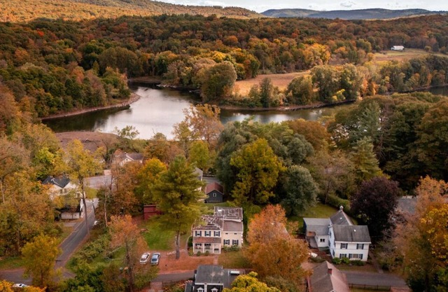 Hilltop House: Charming 1980's Kingston Farmhouse