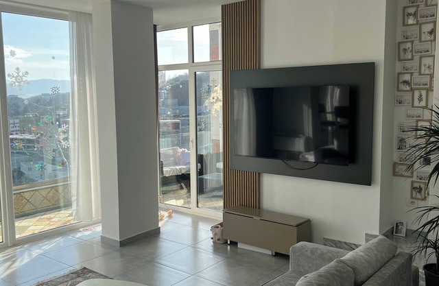 Hilltop Luxury 10 minutes from city life