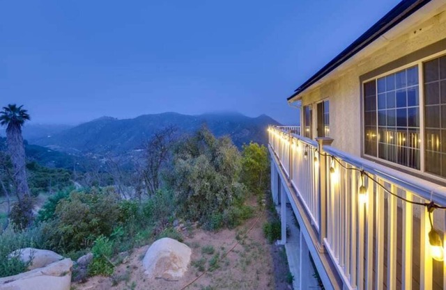 Hilltop Unique 3-bed House w/ Deck & 360° Views, jacuzzi, pool table in 12 acres