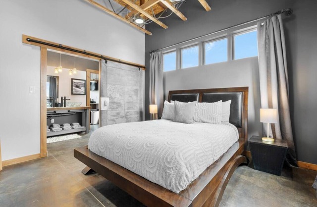 Modern Loft in Butte, America Garage Parking, AC in Bedroom