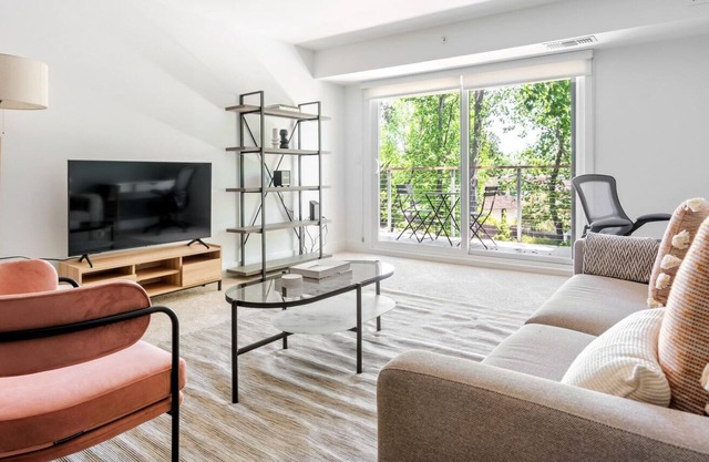 Hip Menlo Park 1BR w/ Pool, W/D & BB Court, near highways, by Blueground