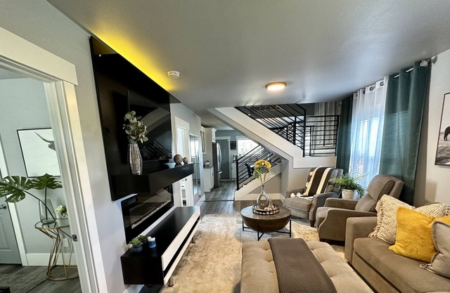 Historic 1910 Tacoma Home Stunning City Views Full Remodel Jacuzzi and Sauna