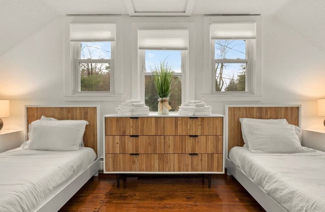 Historic 2-BR 1800s Carriage House 8-Min to Catamount