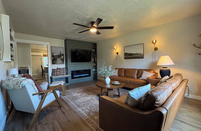 Historic 2 BR King Bed Big Yard Firepit Fireplace Trailer Parking